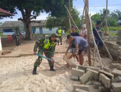Bagun kebersamaan, Babinsa Bantu Warga Pasang Batako Pembagunan Rumah