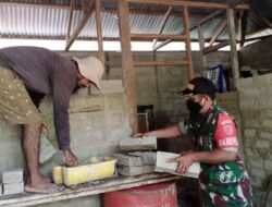 Wujud Nyata, Babinsa Lakukan Karya Bakti Bantu Pembagunan Rumah Warga