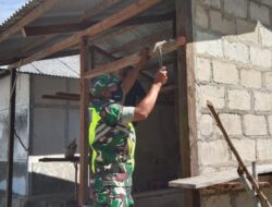 Di Tengah Kesibukan, Babinsa Bantu Warga Bangun Rumah Warga