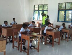 Babinsa Desa Latalola Besar, Beri Wawasan Kebangsaan kepada Pelajar SMP