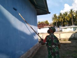 Peduli Dengan Sesama, Babinsa Bantu Pengecatan Rumah Warga
