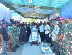 DANLANTAMAL IX HADIRI UPACARA PEMAKAMAN MILITER DI PULAU SAPARUA