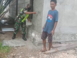 Tanpa Pamrih, Babinsa Koramil 1511-01/Tiakur Bantu Warga Plester Dinding Rumah