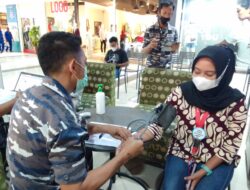 WARGA NGABUBURIT DI ACC MALL JADI TARGET VAKSIN COVID-19 LANTAMAL AMBON