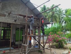 Bantu Kesulitan Warga, Babinsa Plester Diding rumah