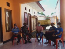 Tingkatkan Hubungan Kerja, Babinsa Serwaru Komsos Dengan Pegawai Kantor Desa