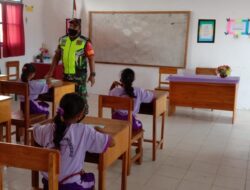 Sambangi Sekolah Dasar, Babinsa Berikan Wasbang dan edukasi protkes