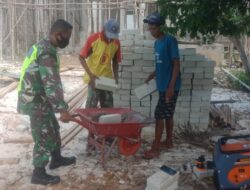 Rasa Peduli Terhadap Warga Binaan, Babinsa Bantu Angkat Batako