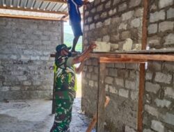 Babinsa Koramil-06/Wetar, Bantu Pemasangan Batako Pembangunan Rumah Warga Binaan