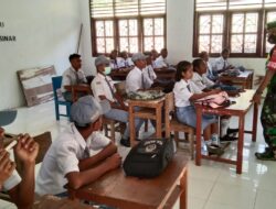Babinsa Desa Ilwaki, Berikan Materi Wasbang Kepada Siswa SMA