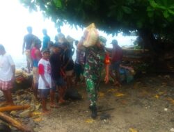 Peduli Warga Babinsa Koramil 1511-05/Wonreli, Bantu Angkat Pasir Di Wilayah Binaan