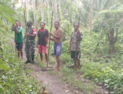 Babinsa-03/Tepa, Komsos Dengan Warga Tentang Bahaya Karbakaran Hutan