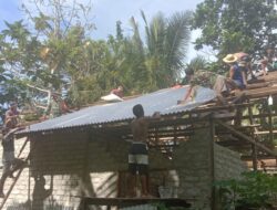 Jalin Kebersamaan, Babinsa Koramil 1511-03/Tepa, Bantu Warga Pasng Atap Rumah