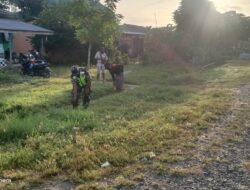 Babinsa Bersama Warga Gotong Royong Bersihkan Lingkungan