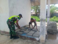 Babinsa Desa Letdiara, Bantu Warga Binaan Angkat Batako