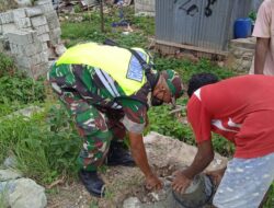 Wujut kebersamaan, Babinsa Bantu Warga Pembuatan Pondasi Rumah