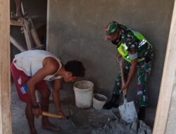 Babinsa Koramil 1511-01/Tiakur, Bantu Plaster Dinding Rumah Warga Binaan