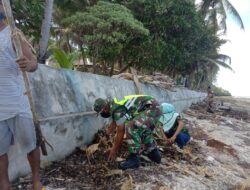 Babinsa Ajak Warga Bersikan Pantai, Ciptakan Lingkungan Sehat
