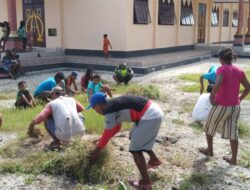 Babinsa Koramil 1511-02/P.Masela, Bersama Warga Giat Karya Bhakti Pembersihan Halaman Gereja