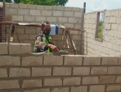 Dengan Sigap Babinsa-01/Tiakur, Karbak Bantu Pasang Batako Pembagunan Rumah Warga