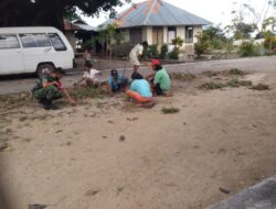 Babinsa- 04/Serwaru, bersama Warga Giat Kerya Bakti Bersihkan Lingkungan