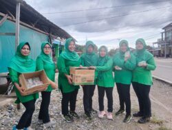 Persit Kartika Chandra Kirana Cabang XXXIX Pulau Moa, Bagikan Ta’jil Buka Puasa