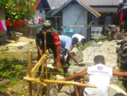 Bangun Keakraban, Babinsa Bantu Pembuatan Pondasi Rumah Milik Warga Binaan
