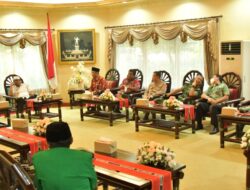 DANLANTAMAL IX TURUT HADIR DALAM PENJEMPUTAN MENTRI AGAMA RI DI VIP ROOM PEMDA BANDARA PATTIMURA