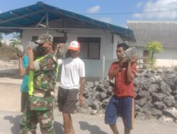 Ciptakan Kebersamaan, Babinsa Bantu Warga Angkat Batu