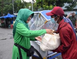Persit KCK Koorcab Rem 151 PD XVI/Pattimura, Berbagi sembako Kepada Tukang Becak