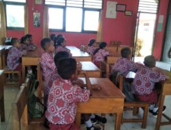 Babinsa Koramil 1511-01/Tiakur, Ajarkan Wawasan Kebangsaan Kepada Siswa SD