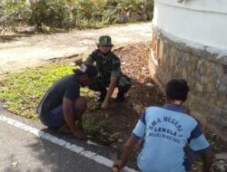 PEDULI KEBERSIHAN LINGKUNGAN, BABINSA BANTU WARGANYA BERSIHKAN PEKARANGAN RUMAH