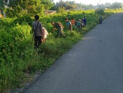 Babinsa Koptu A.Karmantio, bersama Warga Kerja Bakti Bersihkan Bahu Jalan