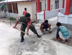 Jalin Kebersamaan, Babinsa Bantu Pengecoran Halaman Rumah Warga