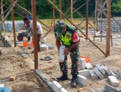Jalin Keakraban, Babinsa Bantu Warga Pasang Batako