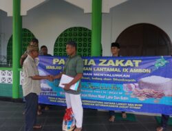 TUNAIKAN KEWAJIBAN DI BULAN RAMADHAN, TAKMIR MASJID NURUL IMAN SALURKAN ZAKAT WARGA LANTAMAL IX AMBON