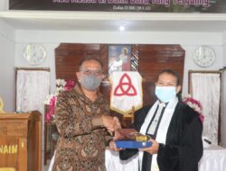 KOMANDAN LANTAMAL IX MENGHADIRI ACARA SEREMONIAL SERAH TERIMA JABATAN KETUA MAJELIS JEMAAT GPM KATEGORIAL TNI AL MAHANAIM.