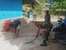 Babinsa Koramil 1511-05/Wonreli, Bantu Campur Semen untuk Pembangunan Rumah Warga