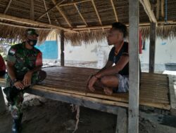 Babinsa Laksanakan Komsos, Dengan Pemuda Di Desa Binaan