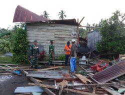 Semangat Mutiara Pattimura, Babinsa Koramil Kao Sigap Bantu Warga Terdampak Puting Beliung