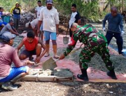 Babinsa Koramil-01/Tiakur, Bantu Warga Cetak Batako