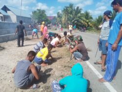 Babinsa Bersama Warga, Gotong Royong Bersihkan Halaman Gereja