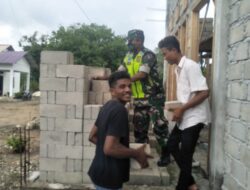 Ciptakan Sinergitas TNI-Rakyat, Babinsa Koramil 1511-01/Tiakur Bantu Warga Angkat Batako