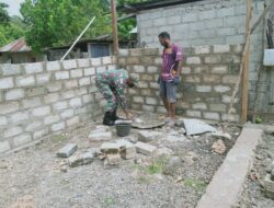 Peduli Sosial, Babinsa Bantu Warga Pasang Batako Pembagunan Rumah