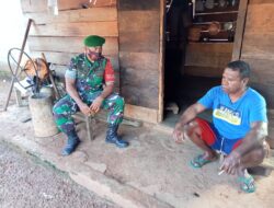 CIPTAKAN KEDEKATAN DENGAN WARGA, BABINSA KORAMIL-06/WETAR LAKSANAKAN KOMSOS
