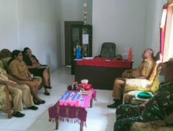 Jalin Hubungan Kerjasama, Babinsa-03/Tepa Komsos Bersama Pegawai Kantor Camat