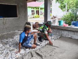 Selalu Hadir Dalam Kegiatan di wilayah, Babinsa Bantu Pengecoran Rumah Warga