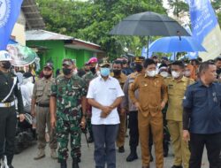 DANLANTAMAL IX HADIRI PESTA ADAT DAN BUDAYA ATRAKSI PUKUL SAPU LIDI DI MORELLA