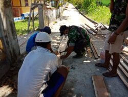 Babinsa Kerja Bakti, Bantu Kerja Pagar Rumah Warga Binaan