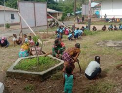 Babinsa Desa Ustutun Bersama Warga Dan Murid SD Gotong Royong Pembersihan Halaman